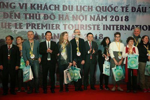 Đây là những bức hình được chụp trong buổi lễ tiếp đón những vị khách ngoại quốc đầu tiên đáp xuống sân bay Nội Bài vào ngày 1/1 vừa qua. Từ đây, nhiều dân mạng bán tín, bán nghi rằng, anh chàng này thực chất chỉ là một du khách đến Việt Nam vào những ngày đầu năm mới 2018.