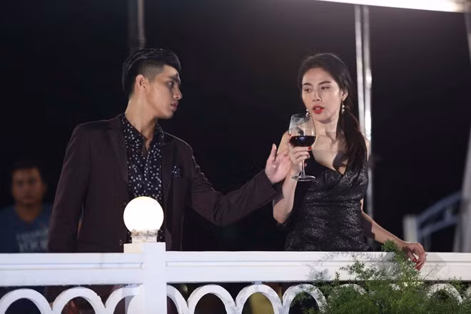 Vì vậy, khi bước vào phim trường, giọng ca Gạt đi nước mắt phải tạm quên Thủy Tiên là ai. Lúc này, trước mặt anh, cô là người phụ nữ có cuộc sống hôn nhân không trọn vẹn nhưng anh rất mực yêu thương như kịch bản phim.