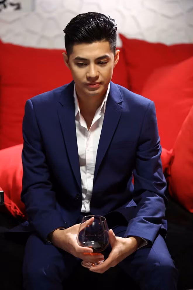 Trong phim, khán giả được thưởng thức 4 ca khúc mới của Noo Phước Thịnh như Hold Me Tonight, Giã từ trong cơn mưa và Giá như. Riêng bài hát Xin đừng buông tay, anh song ca cùng bà xã Công Vinh.