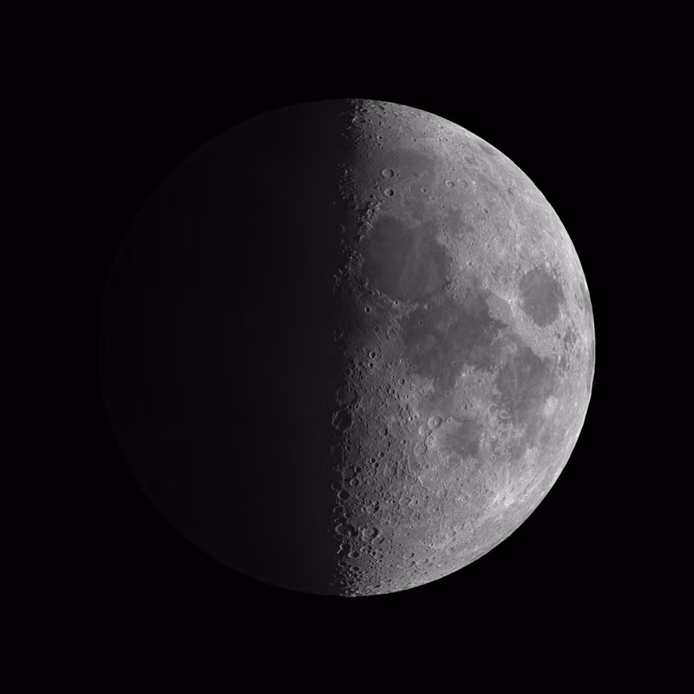 Bức ảnh 'Full Face of Our Moon' được chụp từ một vệ tinh, chia Mặt Trăng thành hai phần tối sáng. (Nguồn: National Maritime Museum).