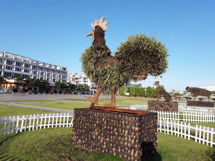 Tượng gà cũng bị phủ kín cây dại, nếu không có chiếc mào trên đầu thì không rõ là bức tượng tạo hình con vật gì.