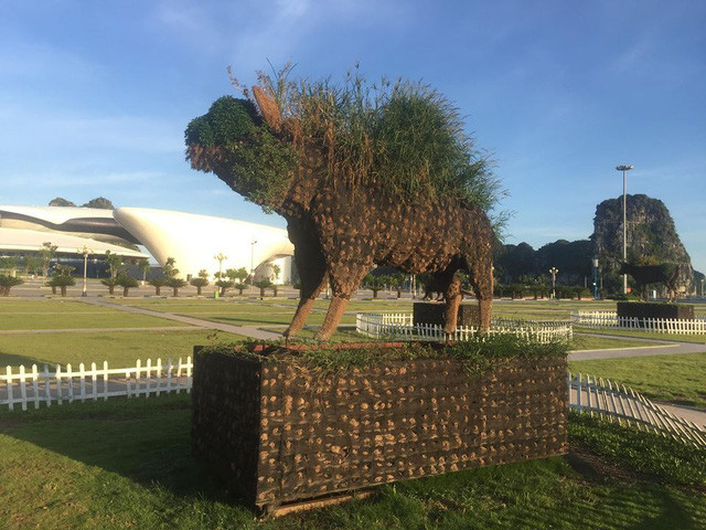 Ở vườn tượng 12 con giáp ở Quảng Ninh này trước đây được bọc vải, chứa đất bên trong để phủ cây, hoa bên ngoài. Tuy nhiên, do lâu ngày không được vun trồng, chăm sóc nên cỏ dại mọc um tùm, trơ khung sắt trở thành những hình thù kỳ dị và không kém phần hài hước.