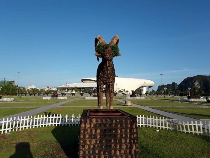 Trên mạng xã hội, nhiều ý kiến cho rằng, bộ tượng trông nhếch nhác lại được đặt ở vị trí trung tâm ở Quảng Ninh là không hợp lý.