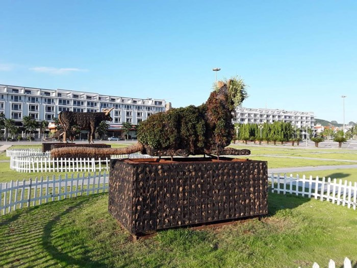 Được biết, tượng 12 con giáp trên là món quà do Công ty CP Tiến bộ Quốc tế AIC cùng các chuyên gia và nghệ nhân đến từ Hàn Quốc thiết kế làm tặng Quảng Ninh nhân dịp Tết Nguyên đán Mậu Tuất 2018. Mô hình này được nhiều người dân đi du xuân chiêm ngưỡng và chụp ảnh dịp Tết.