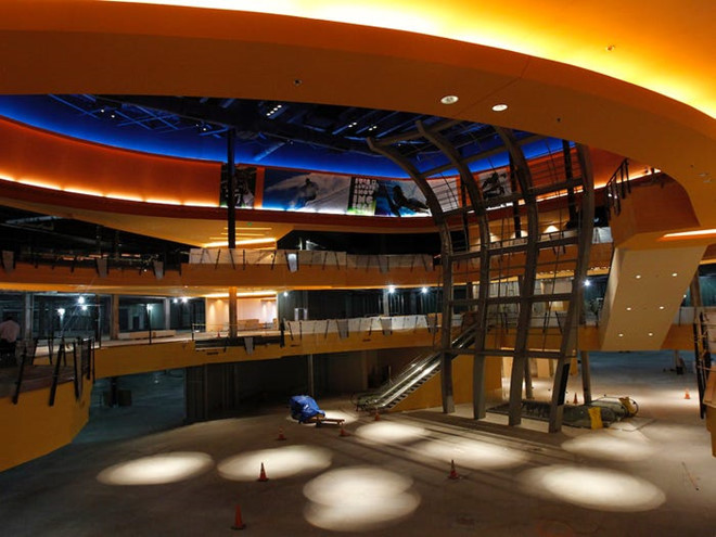 CNBC ước tính tổng giá trị tất cả mặt hàng được bày bán ở American Dream lên đến 5 tỷ USD. American Dream được hy vọng sẽ đem lại sự khởi sắc cho các siêu thị, trung tâm thương mại Mỹ khi những cửa hàng đang thất thế trước sự trỗi dậy của thương mại điện tử. Ảnh: AP.