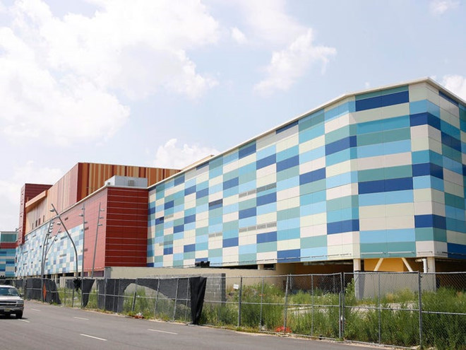 Công trình trung tâm thương mại bắt đầu được lên kế hoạch từ năm 1996 và khởi công vào năm 2004. Từ đó đến nay, American Dream đã bị bàn giao qua nhiều công ty xây dựng. Hiện chủ thầu của công trung tâm thương mại này là Triple Five, tập đoàn bất động sản nắm giữ nhiều trung tâm mua sắm nổi tiếng như Mall of America (lớn nhất Mỹ) và West Edmonton (lớn nhất Bắc Mỹ). Ảnh: AP.