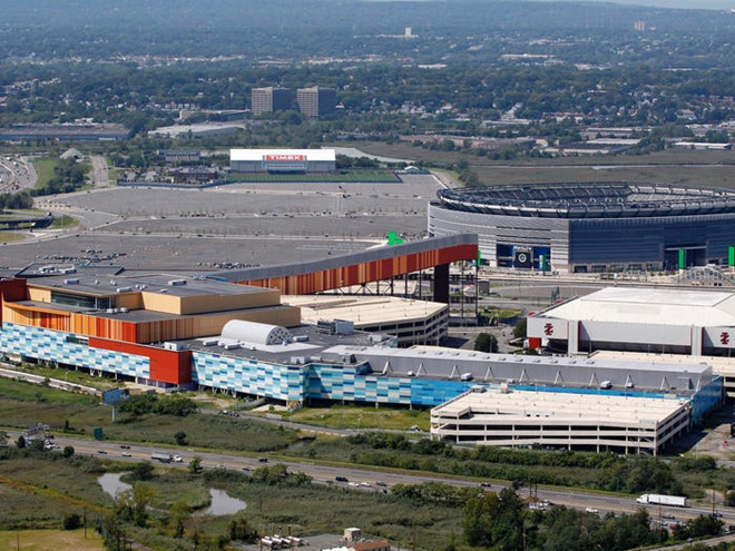 American Dream được xây dựng trên khuôn viên sân vận động bóng bầu dục MetLife cũ ở East Rutherford, hạt Bergen (bang New Jersey, Mỹ). Cựu Thống đốc New Jersey Chris Christie mô tả đây là "tòa nhà xấu xí nhất New Jersey, và có thể là xấu nhất nước Mỹ". Ảnh: AP.
