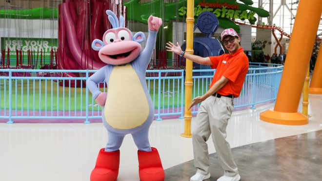 Theo thông cáo báo chí của American Dream, đã có khoảng 2.500 khách hàng ghé thăm trung tâm thương mại này vào ngày khai trương, sử dụng các dịch vụ ăn uống, vui chơi giải trí và chụp ảnh cùng các nhân vật hoạt hình nổi tiếng. Ảnh: CNBC.