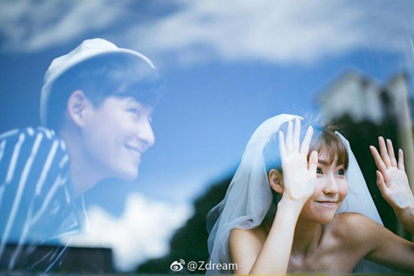 Không bối cảnh xa hoa hay lấp lánh như các bộ ảnh cưới hiện đại, nhưng bộ ảnh cưới bằng máy film của cặp đôi trên lại thể hiện sự đáng yêu của họ để ai nấy cũng đều ghen tị với niềm hạnh phúc mà cả hai đang nắm giữ.