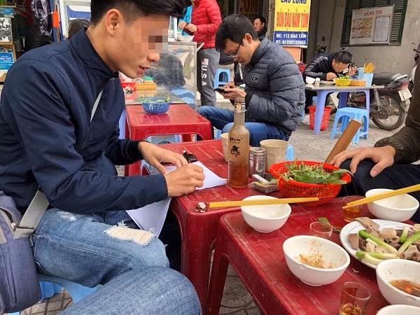 Nickname Hải Anh Nguyễn chia sẻ bức ảnh của chính mình kèm theo dòng bình luận: "Ăn chơi không quên nhiệm vụ. 9h mới vào thi nhưng từ 7h đã bị lũ bạn rủ đi ăn sáng, ra làm cút rượu với đĩa lòng mà vào phòng thi vẫn làm bài tằng tằng".