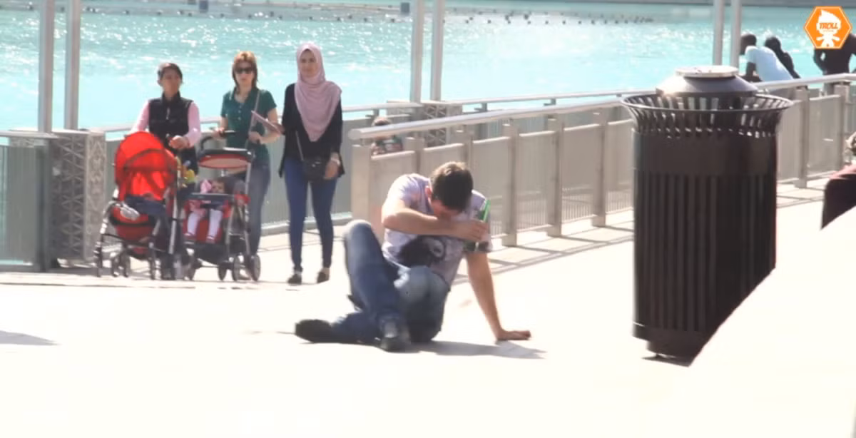 Uống rượu hay say xỉn nơi công cộng tại thành phố Dubai là hành vi không thể tha thứ. Bạn chỉ có thể mua được loại thức uống có cồn này ở một vài cửa hiệu miễn thuế trên phố nhưng không được mua hoặc uống quá 4 chai trong một lần. Nếu bạn bị bắt gặp đang nhâm nhi thức uống này nơi ở công cộng, bạn có thể bị phạt tiền hoặc ngồi tù.