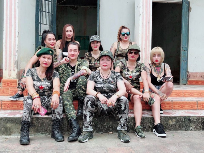 Nữ diễn viên Vân Dung tiết lộ ngoài dàn diễn viên chính Người phán xử ngoại truyện còn có sự tham gia của nhiều diễn viên là dân anh chị.