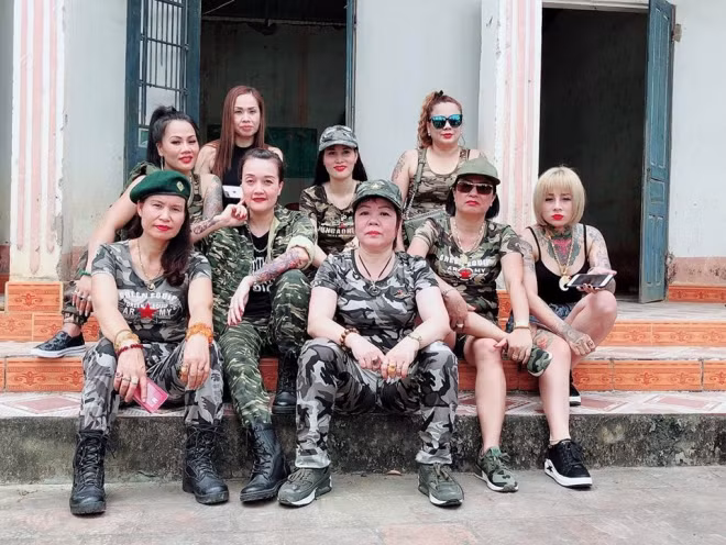 Nữ diễn viên Vân Dung tiết lộ ngoài dàn diễn viên chính Người phán xử ngoại truyện còn có sự tham gia của nhiều diễn viên là dân anh chị.