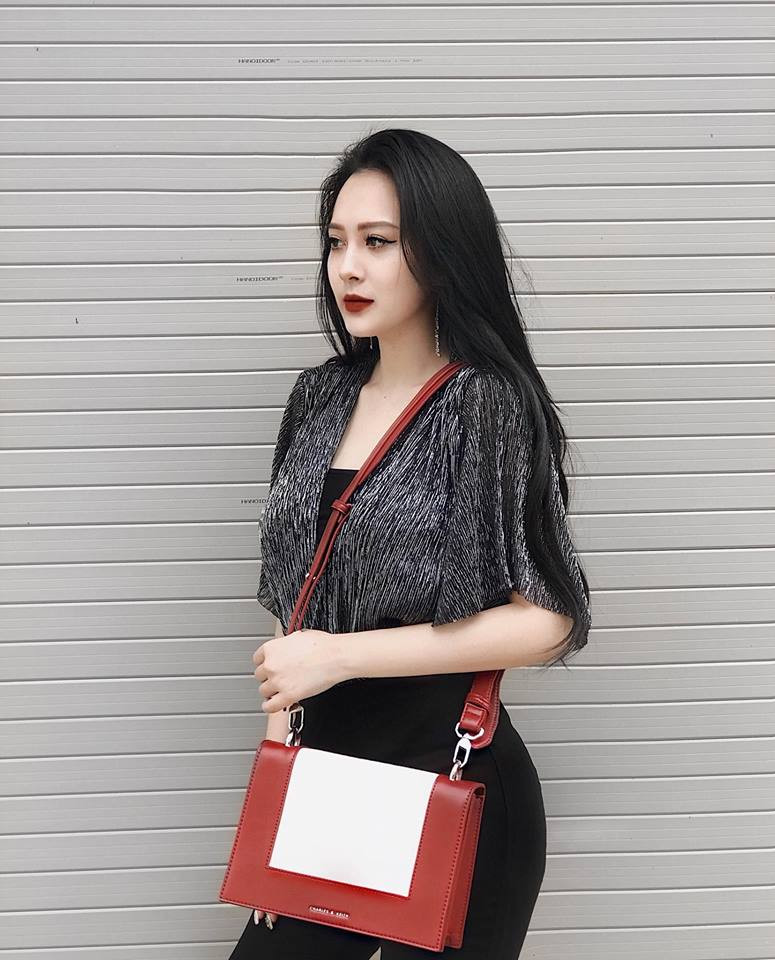 Trên Instagram, Dư Hàng My thường đăng tải các hình ảnh khoe gu ăn mặc mỗi ngày và thu hút rất nhiều sự chú ý. Thậm chí, có nhiều người còn dùng cách ăn mặc của hot girl Hà tĩnh này để học theo.