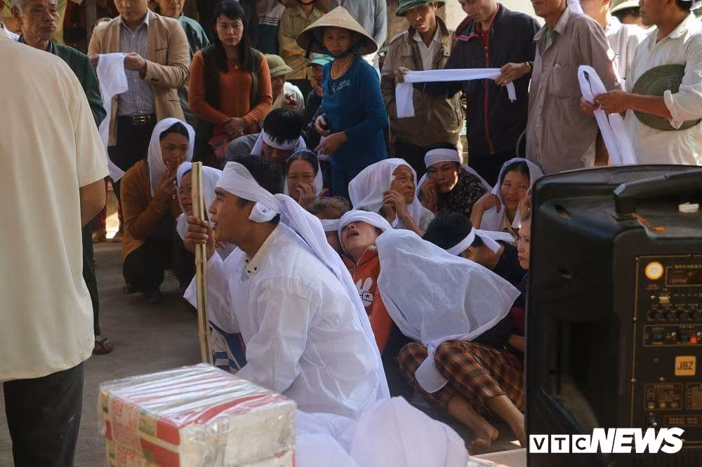 Không khí tang thương bao trùm tại ngôi nhà của anh Hoàng Thanh Tr. (SN 1980), trú tại xóm Thanh Nam, xã Diễn Hoàng, huyện Diễn Châu. Lúc này, gia đình và người thân đang tổ chức lễ mai táng cho nạn nhân Tr.