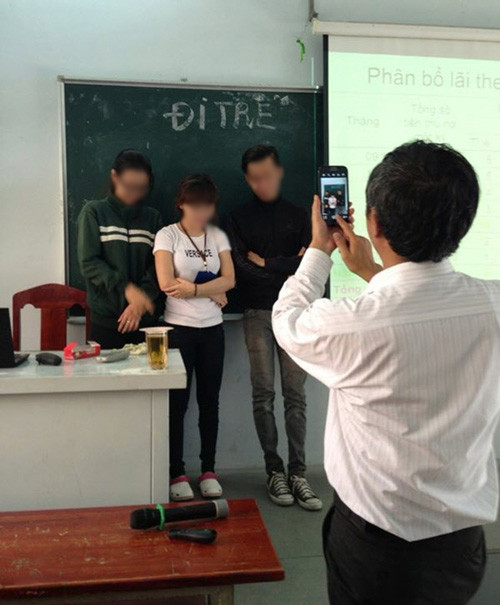 Đi học muộn trong ngày đầu tiên trở lại trường không những khiến bạn bị ghi tên mà còn khiến bạn bị "dông" trong cả năm học. Vậy nên, hãy nghiêm khắc với bản thân mình hơn để tránh tình trạng này xảy ra.