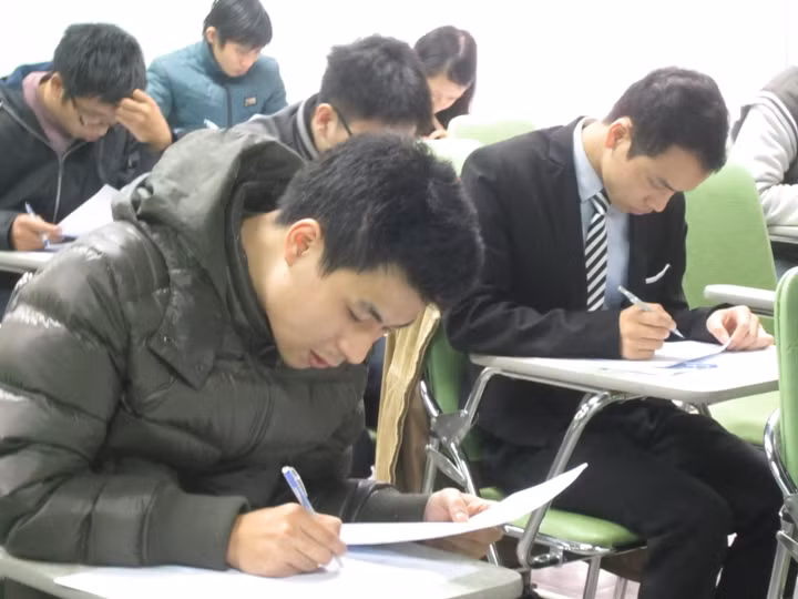 Trong ngày đầu đi học, nhiều giảng viên sẽ "thử thách" bạn bằng một bài kiểm tra học trình nho nhỏ để thử kiến thức của các bạn sau một kỳ nghỉ Tết dài. Vậy nên hãy chuẩn bị tinh thần để sẵn sàng chiến đấu lại với những giảng viên "tai quái".