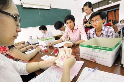 Sau nỗi lo tìm phòng trọ, nhiều bạn còn tiếp tục quay cuồng với các khoản học phí cho học kỳ mới. Chi tiêu nhiều trong dịp Tết cổ truyền khiến nỗi lo về vấn đề học phí luôn canh cánh trong lòng không ít bạn sinh viên.