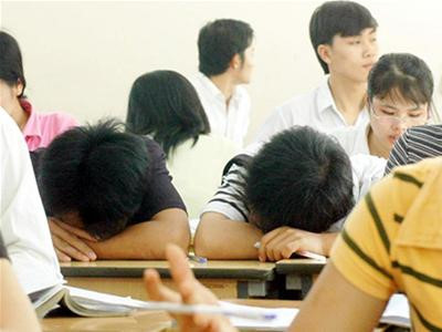 Kỳ nghỉ Tết kéo dài khiến bạn đã quen với lịch sinh hoạt "thức khuya, dậy muộn". Dậy sớm trong ngày đầu tiên trở lại trường quả là khó khăn và ám ảnh. Chuyện ngủ dậy muộn là sự cố rất dễ xảy ra trong ngày đầu tiên bạn trở lại trường.