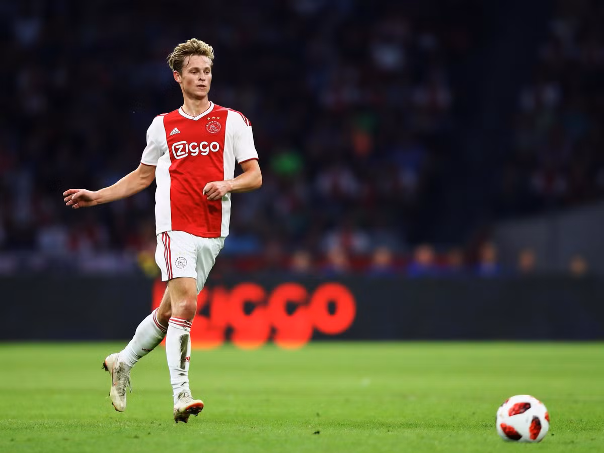 Theo nguồn tin từ ESPN, BLĐ Barcelona đã sử dụng chiêu bài cuối cùng. Một phái đoàn hùng hậu bao gồm chủ tịch Josep Maria Bartomeu và Giám đốc Eric Abidal đã sang tận Hà Lan để chốt hạ thương vụ.