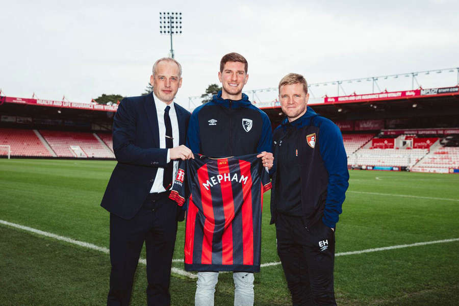 Trang chủ CLB Bournemouth vừa thông báo đã hoàn tất thương vụ chiêu mộ tuyển thủ xứ Wales, Chris Mepham từ Brentford. Cầu thủ 21 tuổi gia nhập Vitality Stadium theo hợp đồng dài hạn có trị giá khoảng 12 triệu bảng.