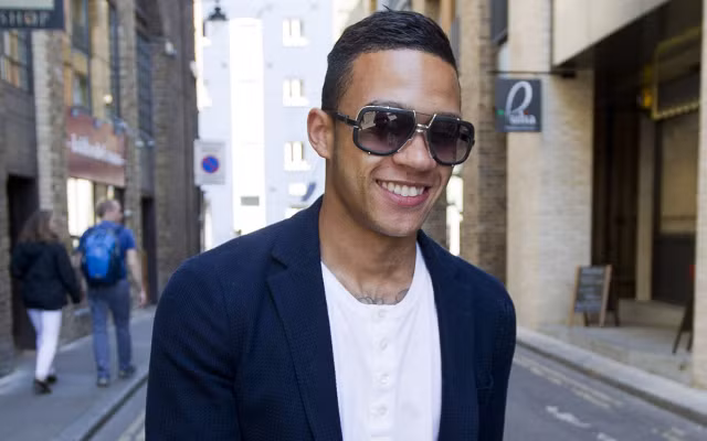 Memphis Depay đến với Man United từ PSV với giá hợp đồng chuyển nhượng là 25 triệu bảng. Việc Falcao thi đấu mờ nhạt và đã rời sân Old Trafford bắt buộc HLV Van Gaal phải mang về một tiền đạo xứng tầm và ông đã chọn Depay. Với sự góp mặt của Depay, HLV Van Gaal đang Hà Lan hóa đội hình của Man United.