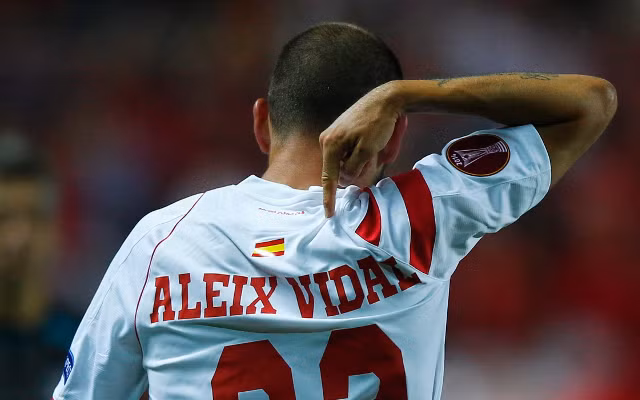 Sau khi thành công với chức vô địch Europa League cùng với Sevilla, Alexis Vidal lại tiếp tục hoàn thành giấc mơ được thi đấu trong màu áo của Barcelona. Nhưng đến với Barca ở thời điểm hiện tại, Alexis Vidal sẽ phải cạnh tranh với Dani Alves cho một vị trí chính thức.