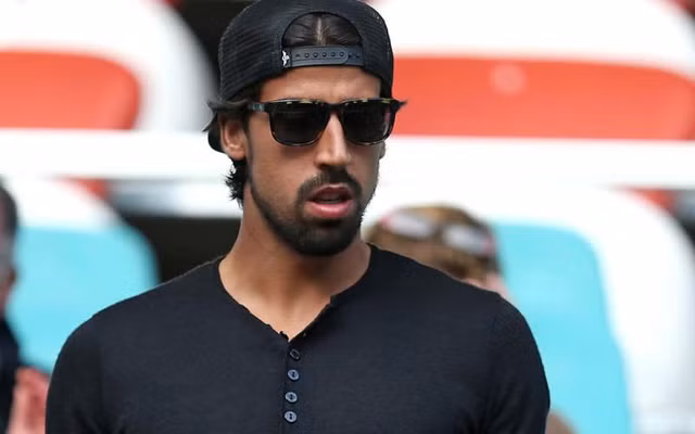 Juventus đã đại phẫu đội hình của mình trong mùa hè này, ngoài Dybala họ còn mang về thêm cho mình Sami Khedira từ Real Madrid. Tại Real Madrid, cầu thủ người Đức không tìm được chỗ đứng của mình và anh cần tìm một bến đỗ mới để được thường xuyên thi đấu chính thức.