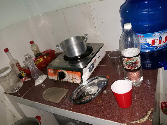 Tiếp tục seri ở bẩn, mới đây tài khoản T.T.N đã đăng tải trên diễn đàn hình ảnh bừa bộn, lôi thôi của một căn phòng trọ với chú thích rõ ràng là "cô gái cùng phòng".