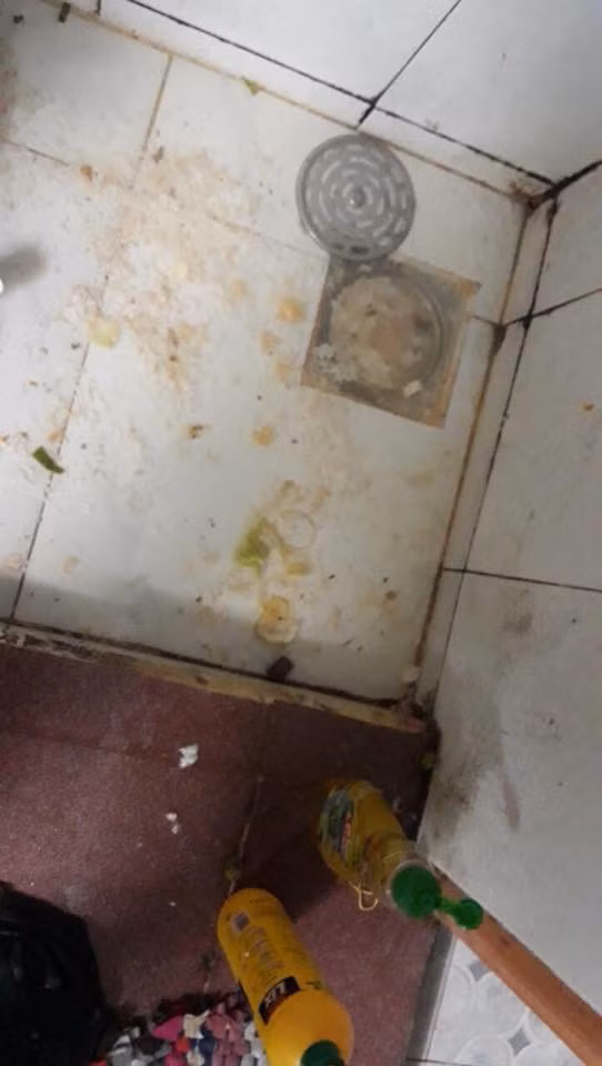 Một số chàng trai còn tự tin cho rằng mình sống ngăn nắp, sạch sẽ hơn cô bạn gái này rất nhiều lần: "Nhìn rùng mình với buồn nôn. Ám ảnh thực sự, đây cảm tưởng như nhà hoang vô người ở chứ đừng nói nhà có người ở. Đây là lười còn lôi thôi. Ngủ dậy chăn màn không gấp luôn, làm gì cũng bày bừa ra rồi để lâu nó mới thành thế kia. Vậy mới thấy, con gái bây giờ nhiều cô ra ngoài thì xinh đẹp mĩ miều ai ngờ đâu phòng lại kinh hoàng như vậy!".