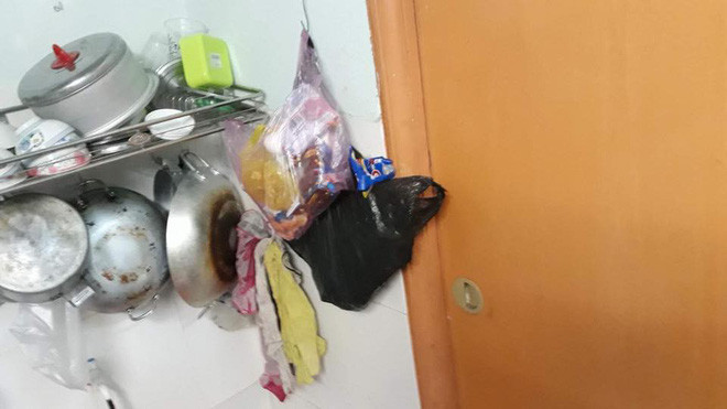 Chiếc giường ngủ bừa bộn chăn màn, ngủ dậy không gấp, đâu đâu cũng có rác thải từ bếp cho đến nhà tắm, nhà vệ sinh. Thậm chí túi rác cũng được treo chình ình ngay cạnh giá để bát đĩa, xoong chảo là điều khiến nhiều người phát hoảng.