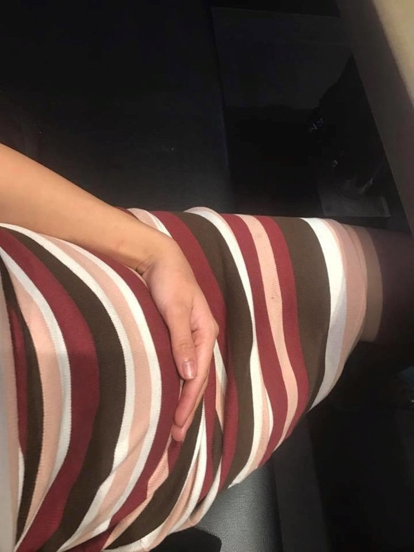 Bên cạnh việc tự tin về khoản vóc dáng, cô gái bụng mỡ này cũng rất tự tin về khả năng nấu nướng của mình nên vừa về đến nhà người yêu là xung phong vào bếp phụ mọi người một tay.