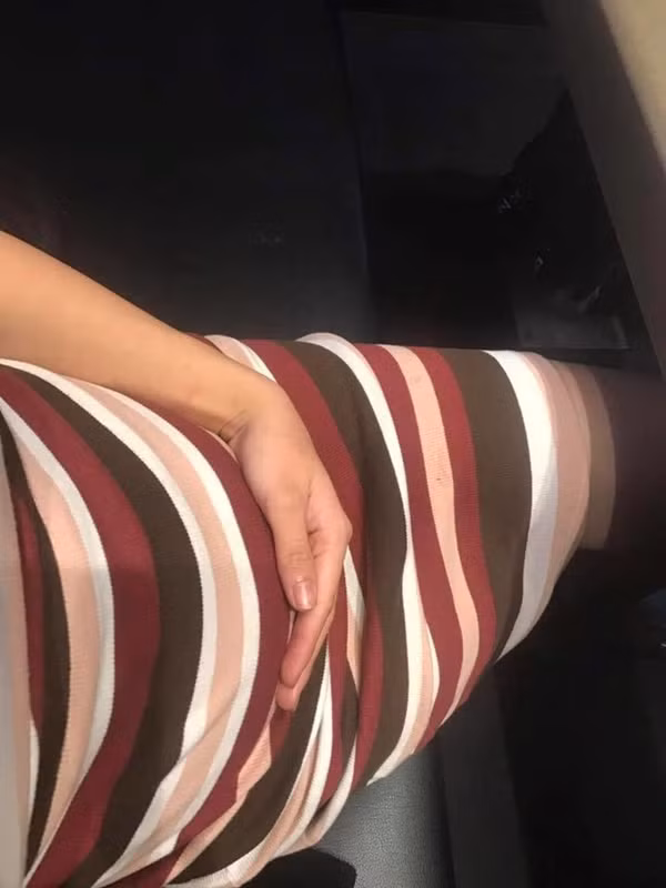 Bên cạnh việc tự tin về khoản vóc dáng, cô gái bụng mỡ này cũng rất tự tin về khả năng nấu nướng của mình nên vừa về đến nhà người yêu là xung phong vào bếp phụ mọi người một tay.