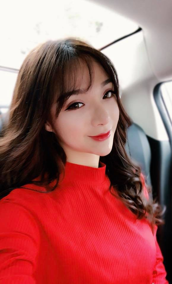 Sau khi nghe những lời phàn nàn về con trai từ bạn bè cùng lớp và hàng xóm, mẹ Đào Anh còn đưa cô đi viện để khám nội tiết tố, rồi nói dối do con bị mụn và liên tục tiêm hormone nam với hy vọng con mình sẽ trở lại thành một đứa con trai chính hiệu, sống một cuộc đời như bao đứa con trai khác.