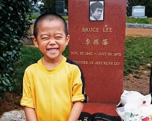 Theo chia sẻ của bố cậu bé Imai thì con trai anh thần tượng Lý Tiểu Long, xem phim của ông từ khi mới 1 tuổi. Đến năm 4 tuổi, ngôi sao nhí này bắt đầu tập côn nhị khúc và học võ từ lúc lên 5.