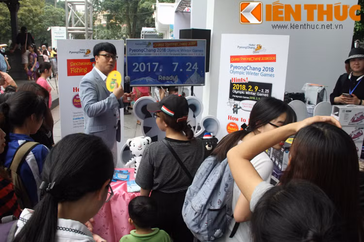 Ngoài quảng bá về du lịch thì trong chương trình Ngày Hàn Quốc tại Hà Nội 2017 lần này, các bạn trẻ mê nhạc K-Pop cũng có cơ hội giao lưu với những nhóm nhạc thần tượng như EXID, SNUPER, FANTA-STICK, JUMP.