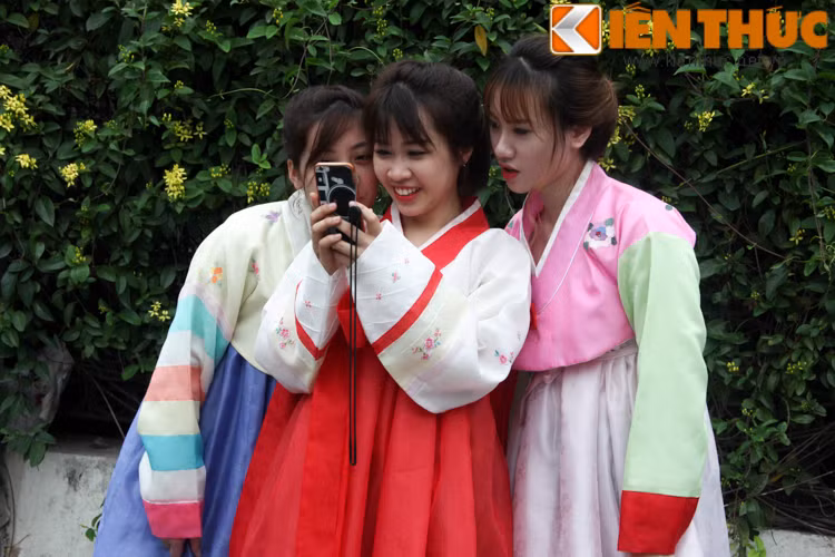 Các bạn trẻ Hà thành tỏ ra thích thú khi khoác lên mình bộ Hanbok, bộ trang phục truyền thống của những cô gái Hàn Quốc khiến không ít các bạn nữ mê mẩn qua các bộ phim thần tượng.