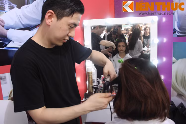 Một góc chăm sóc da và trang điểm được các chuyên gia Hàn Quốc thực hiện trong khuôn viên sự kiện Ngày Hàn Quốc tại Hà Nội 2017.