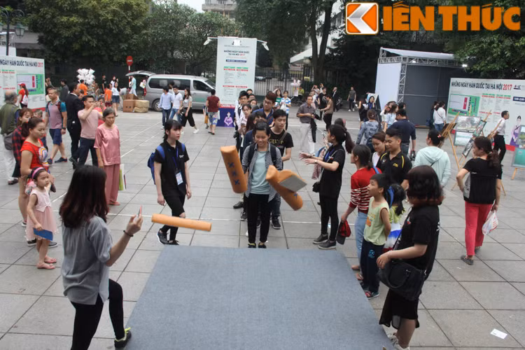 Chính bởi vậy, ngay từ rất sớm những fan cuồng nhiệt của K-Pop đã có mặt tại sân khấu nơi sẽ diễn ra những màn vũ đạo cùng những bài hát đã từng gây bão trên cộng đồng mạng thời gian qua của nhóm nhạc Hàn Quốc.