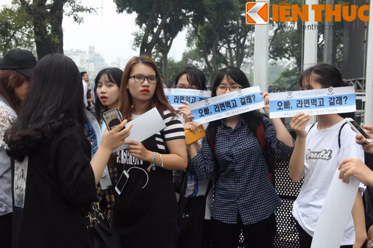 Một lượng lớn các bạn trẻ đã đến để cùng ngắm và hòa mình vào những phút hết sức sôi động với các thần tượng của mình.