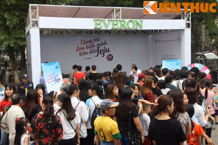 Ngoài ra, khi đến với lễ hội các bạn còn được giới thiệu, tư vấn về các sản phẩm, dịch vụ du lịch nổi bật của Hàn Quốc như: Các thông tin, tiện ích khi đi du lịch Hàn Quốc; Dịch vụ du lịch y tế; dịch vụ cưới; Dịch vụ khách sạn nhà nghỉ tại Hàn Quốc.