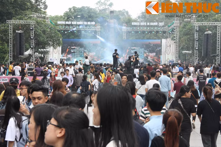 Trong 2 ngày 8 và 9/4 tại khu vực phố đi bộ Hồ Gươm, giới trẻ Hà Nội đã tưng bừng tham gia những hoạt động trong chuỗi sự kiện kỉ niệm 25 năm thiết lập quan hệ ngoại giao Việt Nam – Hàn Quốc (1992 -2017). Đây là sự kiện do Đại sứ quán Hàn Quốc tại Việt Nam, UBND Thành phố Hà Nội kết hợp cùng với Tổng cục Du lịch Hàn Quốc tại Việt Nam và Trung tâm văn hóa Hàn Quốc tại Việt Nam kết hợp tổ chức .