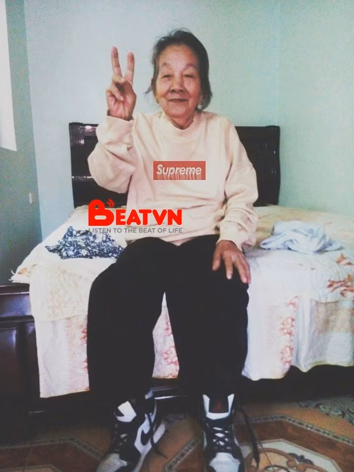 Đi kèm với những bức ảnh khoe ông bà cực sành điệu, giới trẻ cũng để lại những dòng bình luận cực ngầu như nickname Lengheng có viết: "Bà tôi vẫn teen lắm, đòi tự sướng với các cháu xong hỏi han ý nghĩa kiểu chụp ảnh này như nào?"