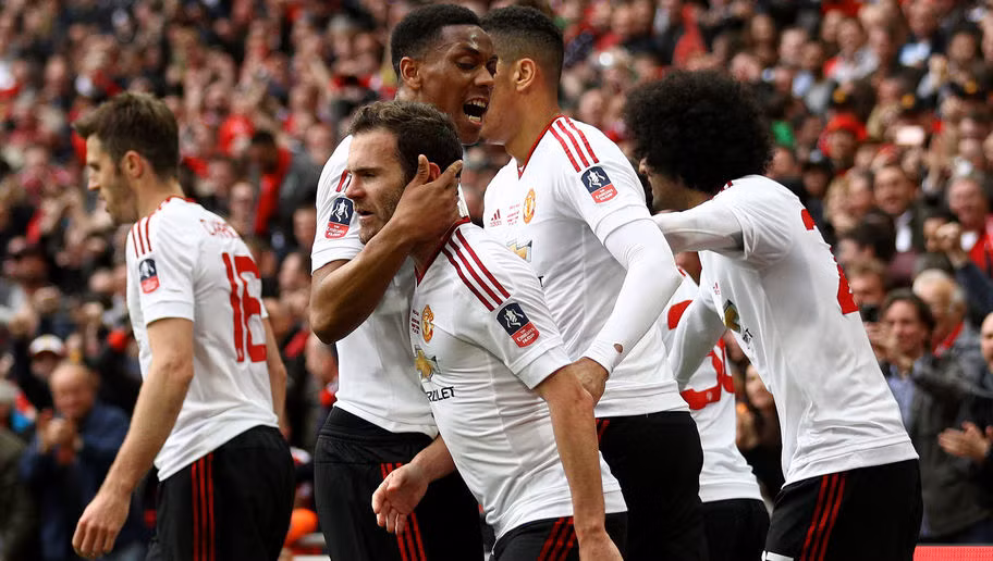 Cũng giống như Chelsea, Man United đã có một mùa giải tồi tệ. Thế nhưng, sân Old Trafford vẫn là một địa điểm đến lý thú cho những CĐV vào dịp cuối tuần khi có đội chủ nhà thi đấu.