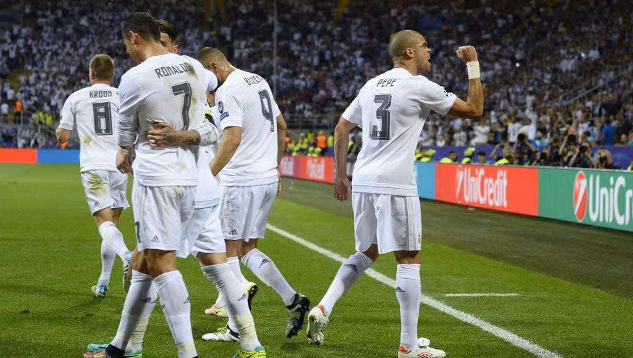 Vô địch UEFA Champions League, Real Madrid càng khẳng định mình là một thương hiệu bóng đá lớn trên thế giới. Sở hữu dàn cầu thủ chất lượng như Cris Ronaldo, Bale hay James Rodriguez, dải ngân hà trắng thu hút hàng vạn CĐV tới sân khi mình thi đấu và điều này mang về cho họ tới 98,8 triệu bảng.