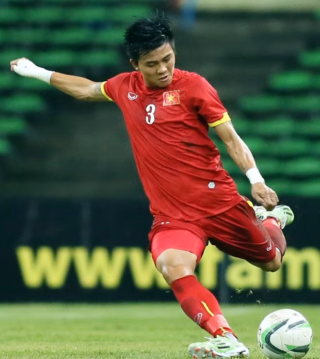 Mạnh Hùng thường xuyên đá ở vị trí trung vệ và anh đã dần khẳng định được mình. Tuy nhiên, khi lên tập trung cùng U23 Việt Nam, Mạnh Hùng lại được HLV Miura xếp chơi ở vị trí hậu vệ trái.