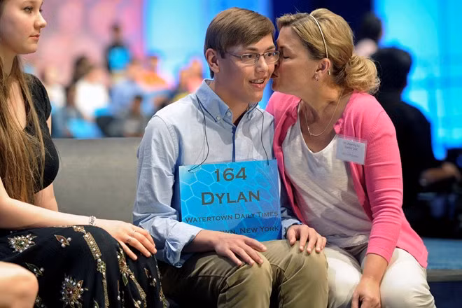 Nụ hôn của người mẹ thể hiện tình yêu thương, sự động viên và niềm tự hào dành cho Dylan O'Connor (14 tuổi) vào ngày 28/5. Nụ hôn này đã lọt vào danh sách những nụ hôn ấn tượng của giới trẻ năm 2015.