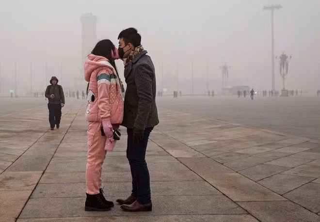 Bức ảnh nụ hôn qua khẩu trang của hai bạn trẻ tại quảng trường Thiên An Môn được chụp khi mức độ ô nhiễm tại Bắc Kinh.