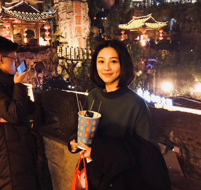 Tư Kỳ sở hữu một gương mặt thanh tú, những đường nét đều rất dễ thương với đôi mắt to tròn, chiếc cằm V-line chuẩn chỉnh và tất nhiên là không thể không kể đến cặp má lúm, thứ đã làm nên thương hiệu của cô nàng.