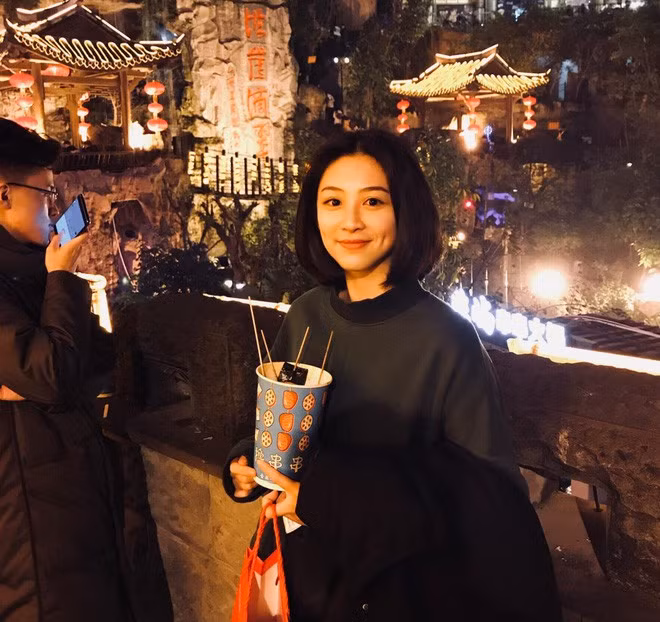 Tư Kỳ sở hữu một gương mặt thanh tú, những đường nét đều rất dễ thương với đôi mắt to tròn, chiếc cằm V-line chuẩn chỉnh và tất nhiên là không thể không kể đến cặp má lúm, thứ đã làm nên thương hiệu của cô nàng.